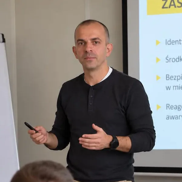 Konrad Sobański podczas szkolenia BHP, patrzy w obiektyw